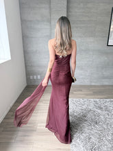 Cargar imagen en el visor de la galería, Barbadillo - Vestido largo de mesh con corset vino