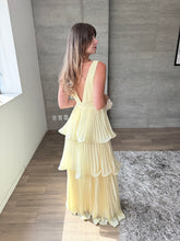 Cargar imagen en el visor de la galería, Juliette - Vestido largo plisado con olanes amarillo mantequilla