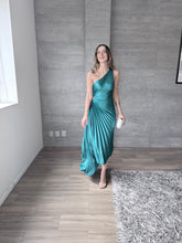 Cargar imagen en el visor de la galería, Nicola - Vestido asimétrico plisado esmeralda
