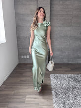 Cargar imagen en el visor de la galería, Francesca - Vestido largo de satín verde polvo