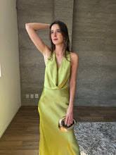 Cargar imagen en el visor de la galería, Piera - Vestido verde largo satinado