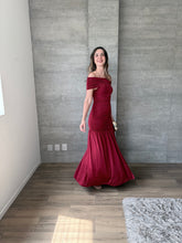 Cargar imagen en el visor de la galería, Theia - Vestido largo strapless vino