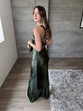 Cargar imagen en el visor de la galería, Masha - Vestido largo satinado olivo