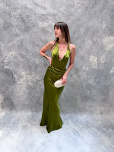 Cargar imagen en el visor de la galería, Loren - Vestido largo de satin color olivo
