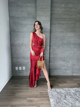 Cargar imagen en el visor de la galería, Galatea - Vestido asimétrico de satín color burdeos