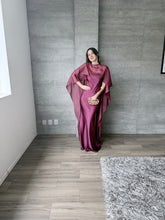 Cargar imagen en el visor de la galería, Sodi - Vestido largo de satín con capa color ciruela