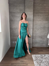 Cargar imagen en el visor de la galería, Mireille - Vestido largo satinado strapless verde azulado