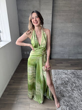 Cargar imagen en el visor de la galería, Zahra - Vestido largo satinado verde