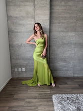Cargar imagen en el visor de la galería, Pistacchio - Vestido largo satín verde