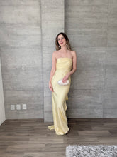 Cargar imagen en el visor de la galería, Caliz - Vestido largo satinado amarillo mantequilla
