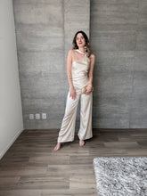 Cargar imagen en el visor de la galería, Lume - Jumpsuir de satin color champagne