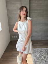 Cargar imagen en el visor de la galería, Madison - Vestido mini de satín blanco