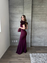 Cargar imagen en el visor de la galería, Marissa - Vestido largo con olanes en hombros color vino