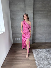 Cargar imagen en el visor de la galería, Renata - Vestido largo satinado asimétrico rosa