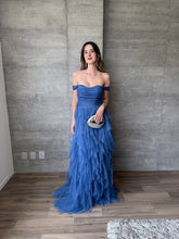 Cargar imagen en el visor de la galería, Ello - Vestido largo hombros caídos de tul azul humo