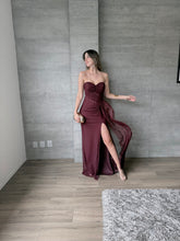 Cargar imagen en el visor de la galería, Barbadillo - Vestido largo de mesh con corset vino