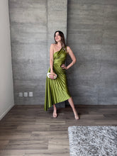 Cargar imagen en el visor de la galería, Nicola - Vestido midi plisado verde olivo