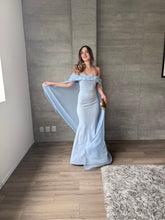 Cargar imagen en el visor de la galería, Arabelle - Vestido largo con capa azul