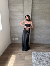 Cargar imagen en el visor de la galería, Zita - Vestido largo de satín negro