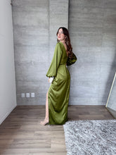 Cargar imagen en el visor de la galería, Cecile - Vestido largo satinado olivo