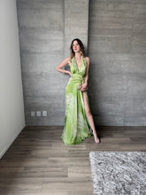 Cargar imagen en el visor de la galería, Zahra - Vestido largo satinado verde