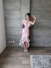 Cargar imagen en el visor de la galería, Cassis - Vestido midi floral rosa