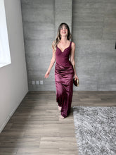 Cargar imagen en el visor de la galería, Antehia - Vestido largo falda satinada ciruela