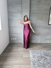 Cargar imagen en el visor de la galería, Sodi - Vestido largo de satín con capa color ciruela