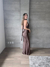 Cargar imagen en el visor de la galería, Nougat - Vestido largo satinado chocolate