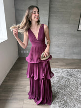 Cargar imagen en el visor de la galería, Juliette - Vestido largo plisado con olanes ciruela