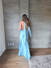 Cargar imagen en el visor de la galería, Piera - Vestido satinado azul celeste