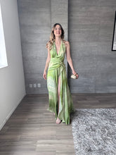 Cargar imagen en el visor de la galería, Zahra - Vestido largo satinado verde