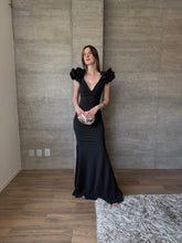 Cargar imagen en el visor de la galería, Marissa - Vestido largo con olanes en hombros negro