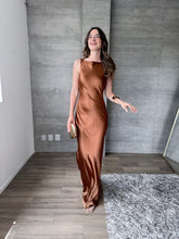 Cargar imagen en el visor de la galería, Marie - Vestido largo satinado terracota