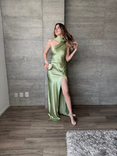 Cargar imagen en el visor de la galería, Perlaire - Vestido largo satinado verde salvia