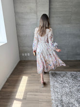 Cargar imagen en el visor de la galería, Brielle - Vestido midi beige con estampado floral