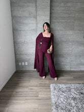 Cargar imagen en el visor de la galería, Andreina - Jumpsuit con capa color ciruela