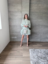 Cargar imagen en el visor de la galería, Mindy - Vestido mini satinado de manga larga color menta