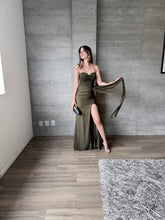 Cargar imagen en el visor de la galería, Barbadillo - Vestido largo de mesh con corset olivo