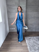 Cargar imagen en el visor de la galería, Piera - Vestido largo satinado azul petróleo