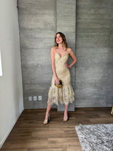 Cargar imagen en el visor de la galería, Ophelia - Vestido midi crochet dorado