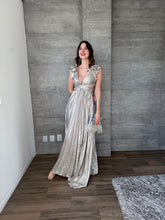 Cargar imagen en el visor de la galería, Celestine - Vestido largo plisado plateado