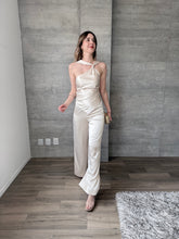 Cargar imagen en el visor de la galería, Lume - Jumpsuir de satin color champagne