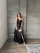Cargar imagen en el visor de la galería, Agatha - Vestido largo de satin con olanes negro