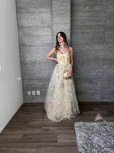 Cargar imagen en el visor de la galería, Cadenza - Vestido largo estampado floral amarillo