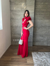 Cargar imagen en el visor de la galería, Marissa - Vestido largo con olanes en hombros rojo