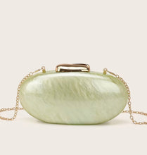 Cargar imagen en el visor de la galería, Clutch ovalado efecto perla