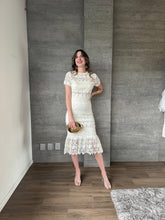 Cargar imagen en el visor de la galería, Cassia - Vestido midi crochet blanco roto