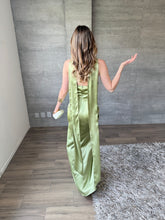 Cargar imagen en el visor de la galería, Marena - Vestido largo strapless satinado verde sage