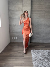 Cargar imagen en el visor de la galería, Duna - Vestido largo satinado naranja